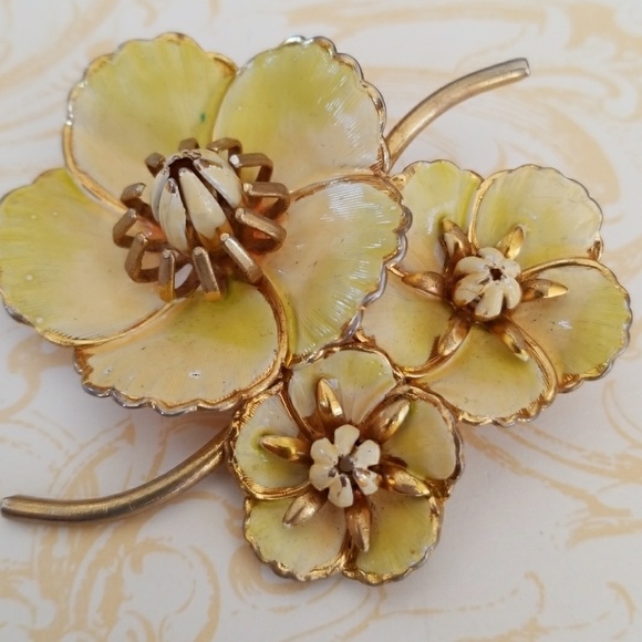 Vintage Jewelry - Vintage Flower Trio brooch pin